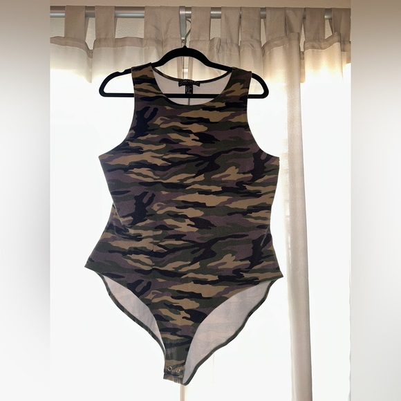 5/$25✨FOREVER 21 + Camo Bodysuit 🖤🤎💚🩶 - Picture 2 of 2